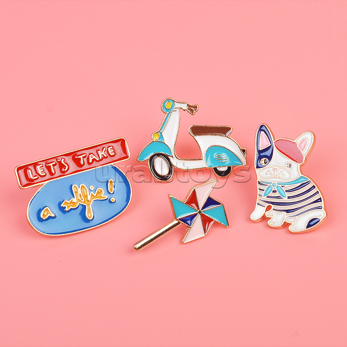 Набор значков "Chic Girl" эмалированные, размер изделий: Let's take a selfie 3,3x2,3 см, щенок 2x3 см, игрушка 1,6x3 см, скутер 3,4x2,6 см на карточке 7,0x9,5 см с пластиковым пакетом