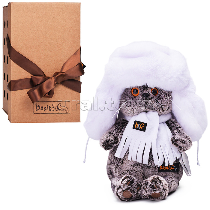 Кот Басик в белой меховой шапке