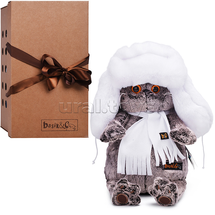 Кот Басик в белой меховой шапке