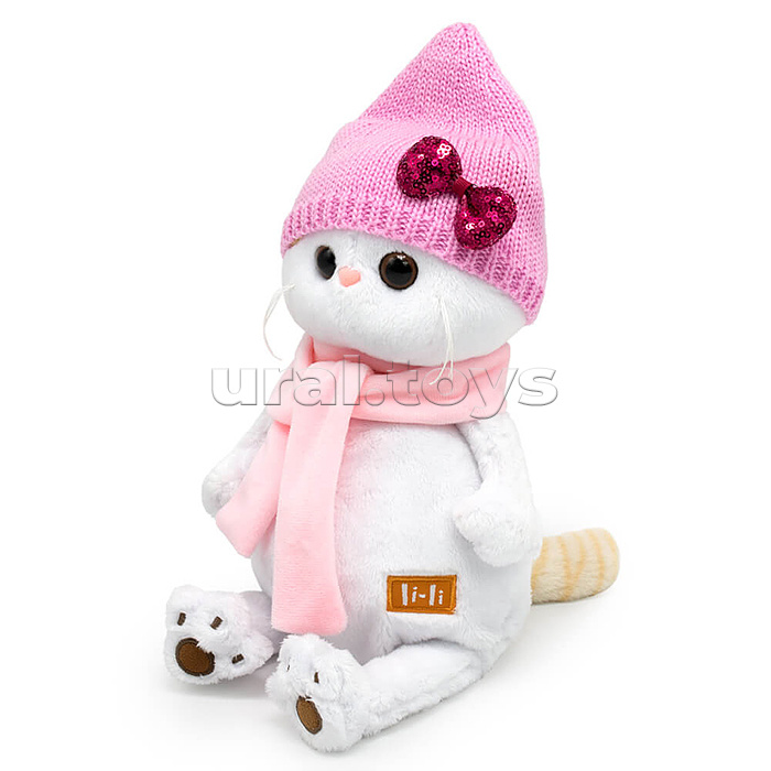 Кошка Ли-Ли в шапке с бантом и шарфе Кошка Ли-Ли в шапке с бантом и шарфе