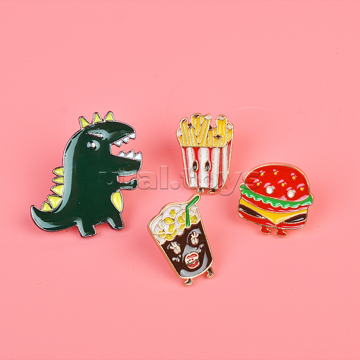Набор значков "Monster" эмалированные, размер изделий: динозавр 3x3 см, картофель фри 1,5x2,1 см, гамбургер 1,8x1,8 см, напиток 1,3x2,1 см на карточке 7,0x9,5 см с пластиковым пакетом