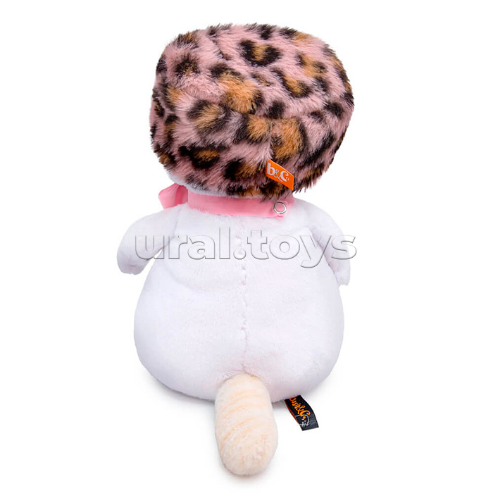 Кошка Ли-Ли в шапке с леопардовым принтом