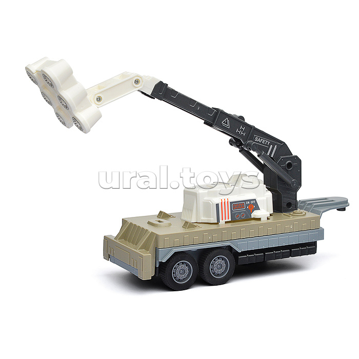 Машина "Тягач с прицепом и прожекторами на манипуляторе" (свет, звук) в коробке