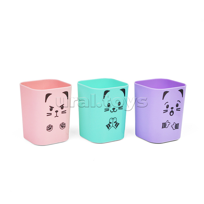 Набор подставок для пишущих принадлежностей "Kitty" 3 пластиковых подставки 6,9x6,9x8,9 см c цветным рисунком, в пластиковой подарочной коробке