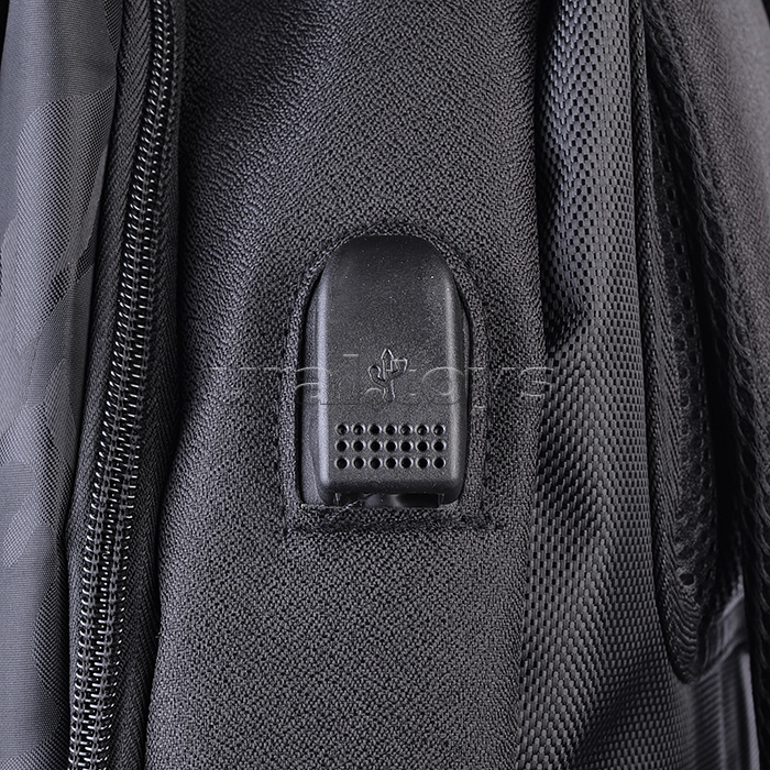 Рюкзак городской, 2 отделения на молнии, 1 фронтальный карман, 2 боковых кармана, USB выход, материалы - полиэстер, эко кожа, камуфляжный полиэстер под ткань