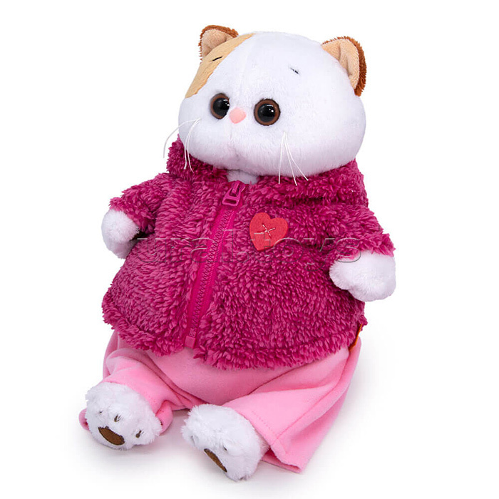 Кошка Ли-Ли в теплом костюме с сердечком