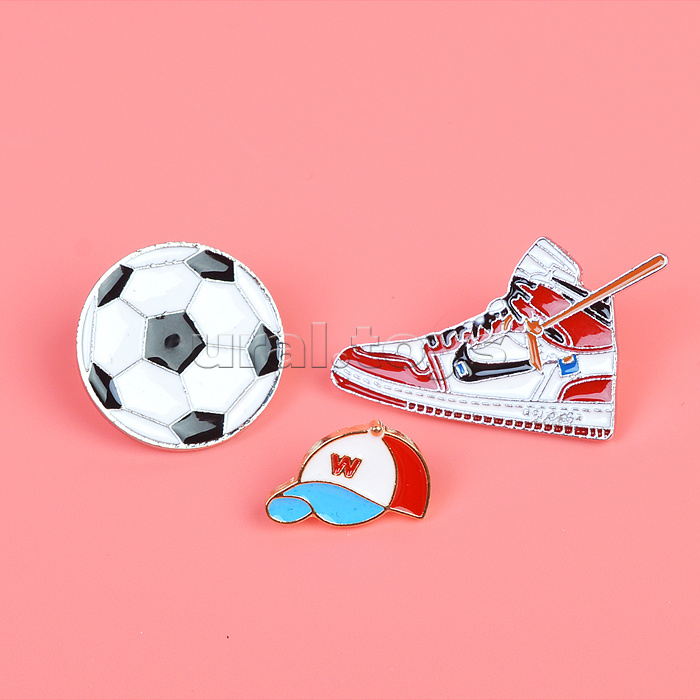 Набор значков "Football" эмалированные, размер изделий: кроссовок 4x2,9 см, мяч 2,3x2,3 см, кепка 1,1x1,9 см на карточке 7,0x9,5 см с пластиковым пакетом