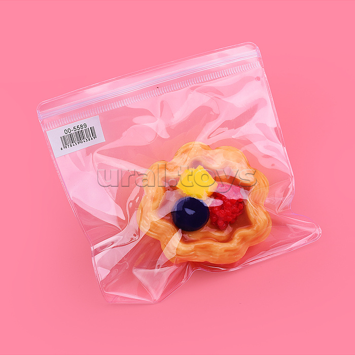 Игрушка - антистресс "Пироженое с ягодами"