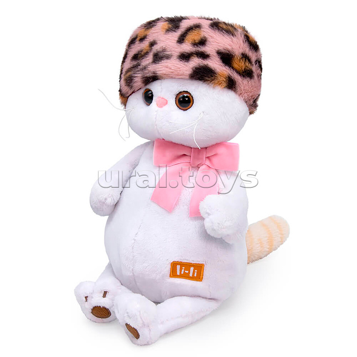 Кошка Ли-Ли в шапке с леопардовым принтом