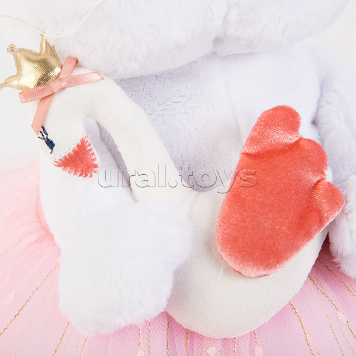 Кошка Ли-Ли балерина с лебедем