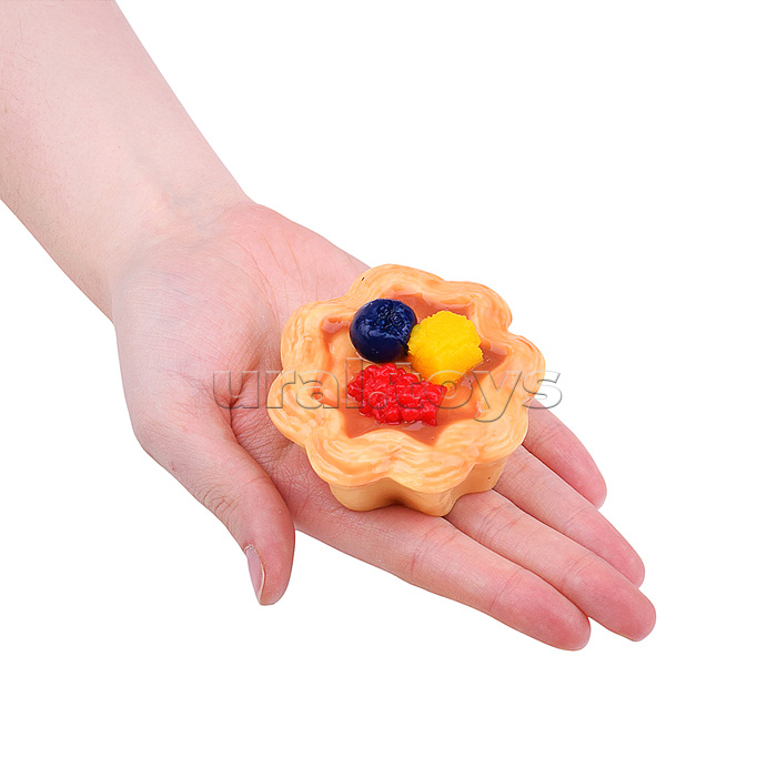 Игрушка - антистресс "Пироженое с ягодами"