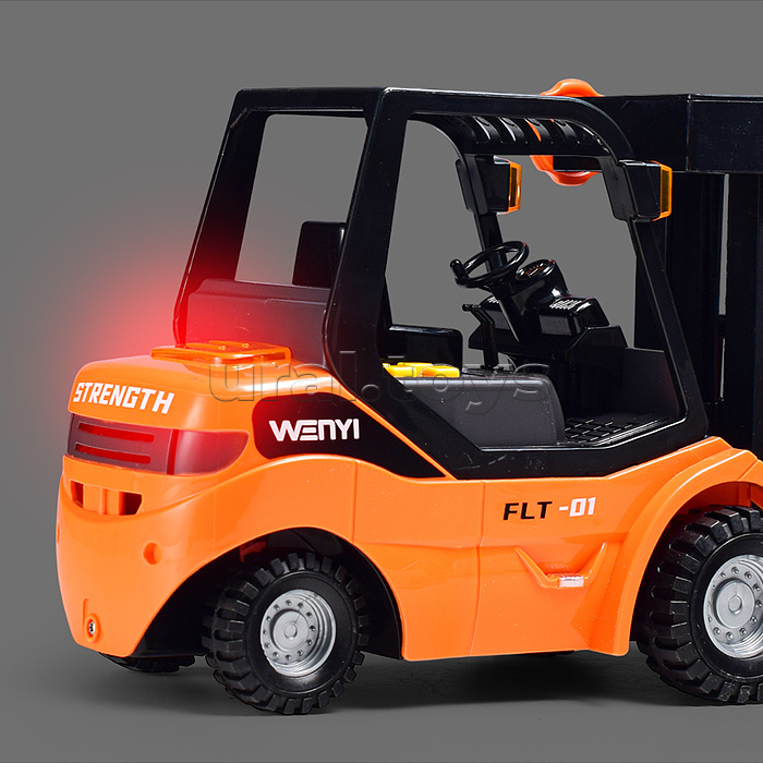 Погрузчик "Вилочный" с поддоном и бочками, 1:14 (свет, звук) в коробке