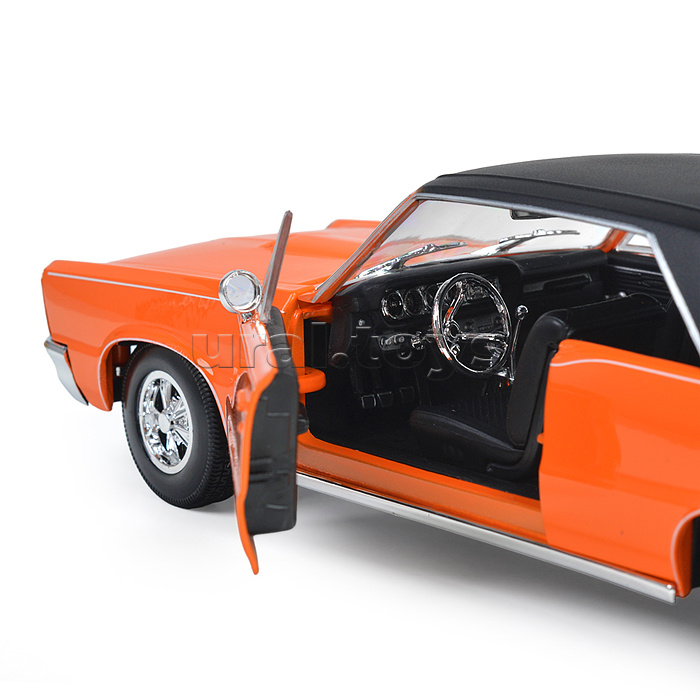 Машинка die-cast  1965 Pontiac GTO, 1:18, оранжевая, открывающиеся двери Машинка die-cast  1965 Pontiac GTO, 1:18, оранжевая, открывающиеся двери