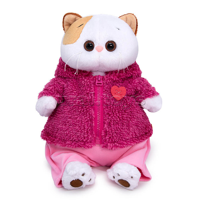 Кошка Ли-Ли в теплом костюме с сердечком
