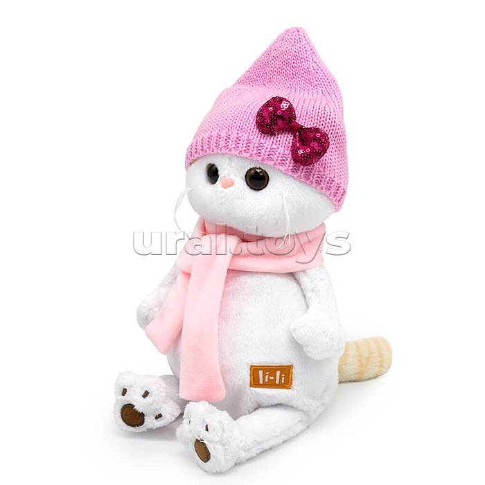 Кошка Ли-Ли в шапке с бантом и шарфе Кошка Ли-Ли в шапке с бантом и шарфе