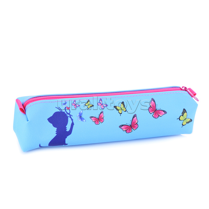 Пенал объемный "Бабочки" Размер: 21*4,5*4,5 см. Изготовлен из полиэстера, 600 ден. Имеется одно основное отделение на молнии. Пенал подойдет для хранения школьных, канцелярских принадлежностей и прочих мелочей. Также может использоваться в качестве необол